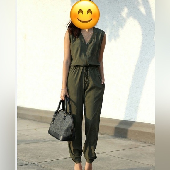 Woman military green jumpsuit. Sleeveless and v neck. Regular fit Size M - Picture 1 of 6